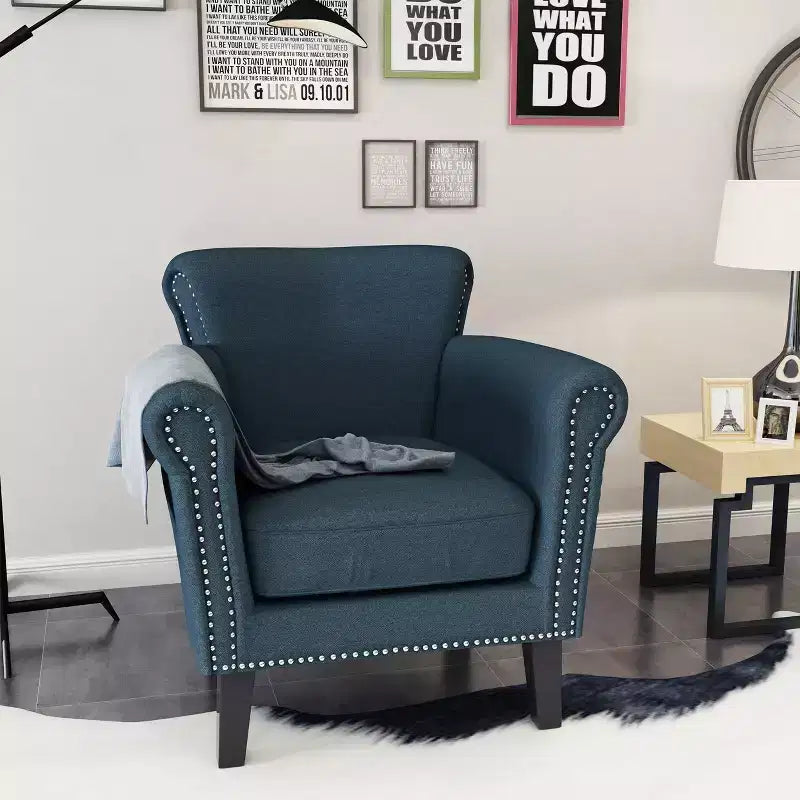 Fauteuil club contemporain en tissu Brice avec garniture cloutée
