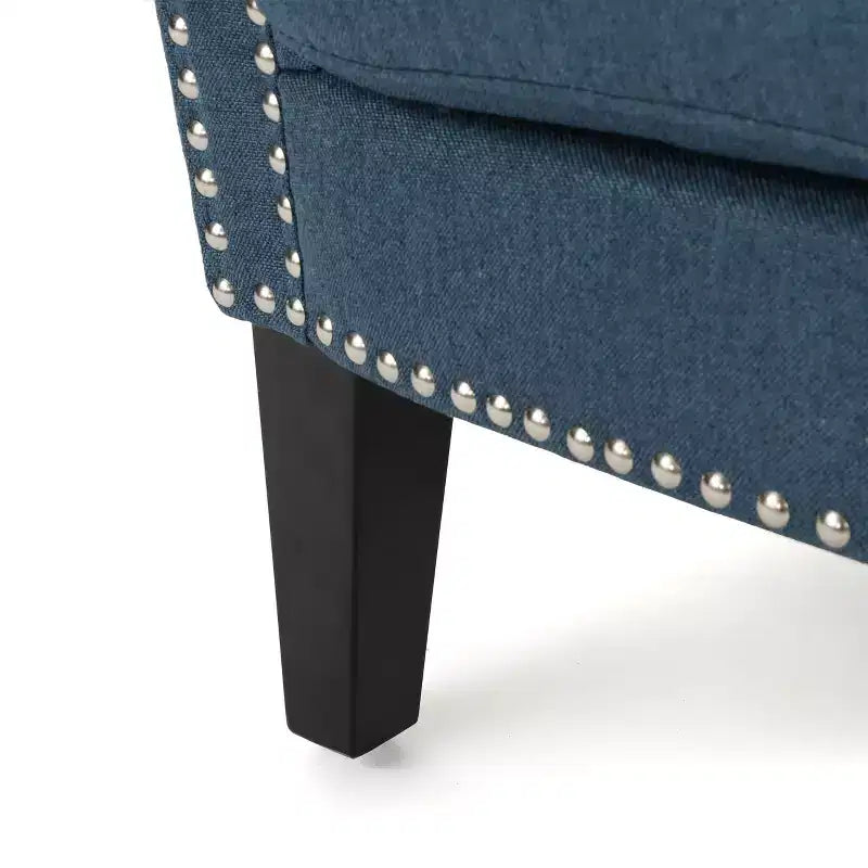 Fauteuil club contemporain en tissu Brice avec garniture cloutée
