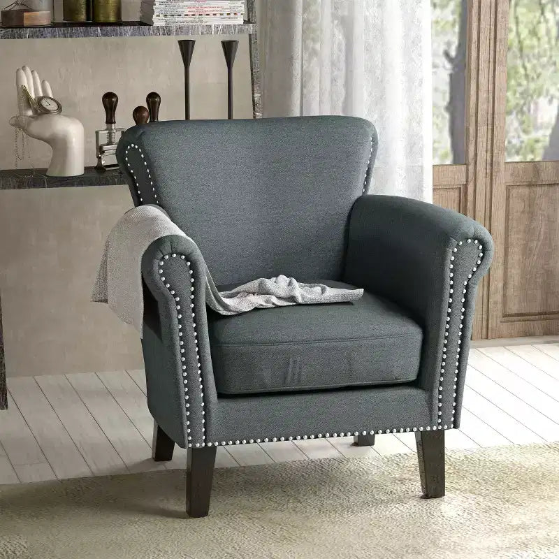 Fauteuil club contemporain en tissu Brice avec garniture cloutée