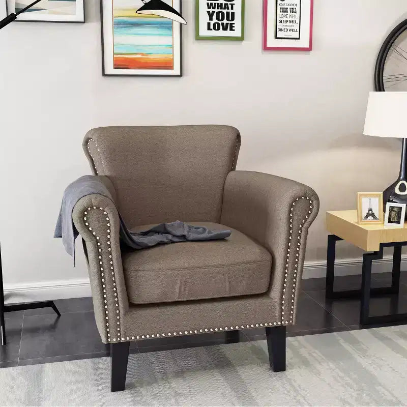 Fauteuil club contemporain en tissu Brice avec garniture cloutée