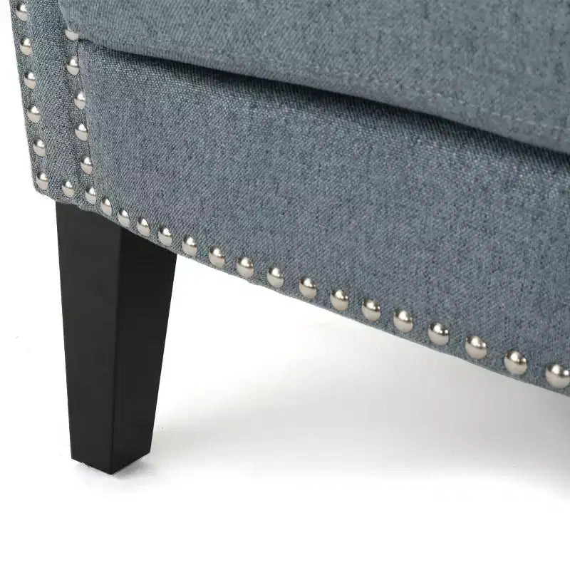 Fauteuil club contemporain en tissu Brice avec garniture cloutée