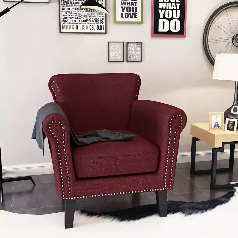 Fauteuil club contemporain en tissu Brice avec garniture cloutée