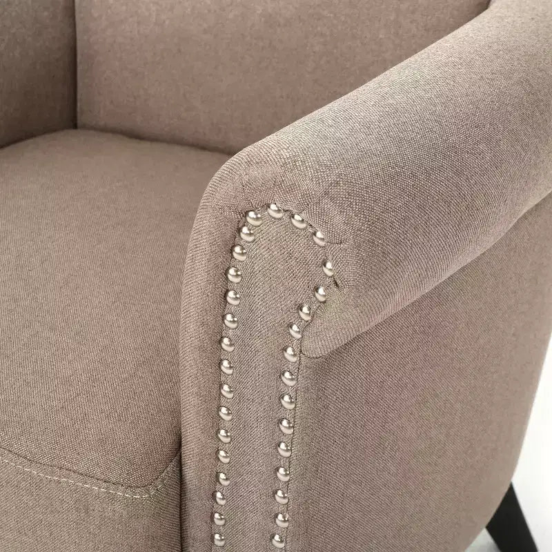Fauteuil club contemporain en tissu Brice avec garniture cloutée