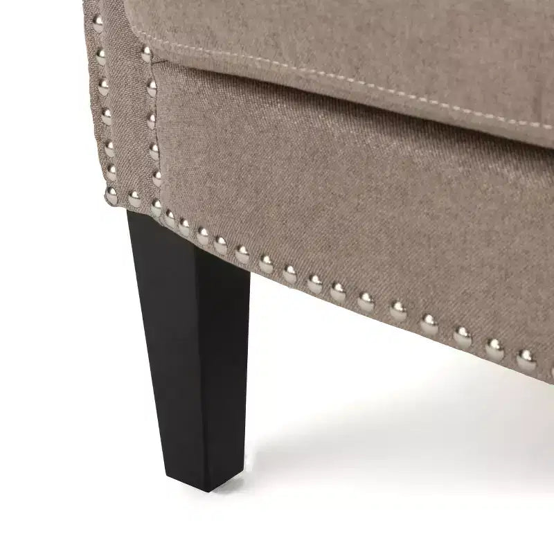 Fauteuil club contemporain en tissu Brice avec garniture cloutée