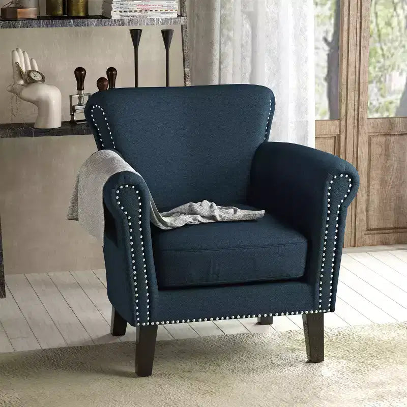 Fauteuil club contemporain en tissu Brice avec garniture cloutée