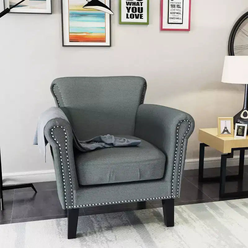Fauteuil club contemporain en tissu Brice avec garniture cloutée