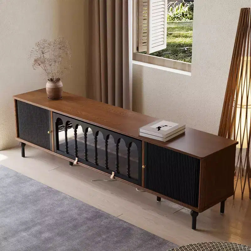 Meuble TV Rétro en Bois avec Portes Coulissantes, Panneaux en Verre Bombés, Poignées en Métal, Pieds en Bois Massif et Gestion des Câbles – 200 cm