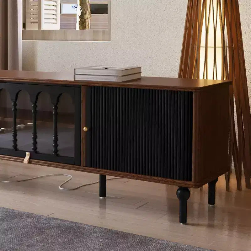 Meuble TV Rétro en Bois avec Portes Coulissantes, Panneaux en Verre Bombés, Poignées en Métal, Pieds en Bois Massif et Gestion des Câbles – 200 cm